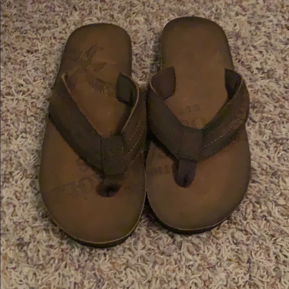 American Eagle flip flops